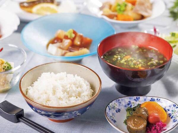 【朝食】素材の味を活かした優しい味付け。お味噌汁の出汁の香りがふわっと鼻をくぐります