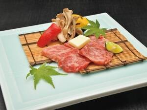 【オプション料理・国産牛ステーキ】大人気のお肉料理。柔らかな肉質をご賞味ください。