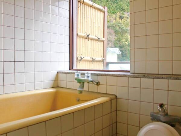 【客室の温泉内風呂/例】昔ながらの昭和の家庭のレトロな湯船に源泉掛け流し