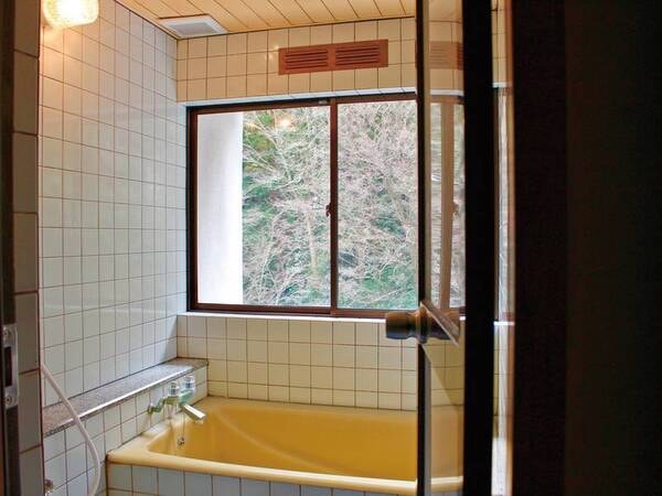 【客室の温泉内風呂/例】昔ながらの昭和の家庭のレトロな湯船に源泉掛け流し