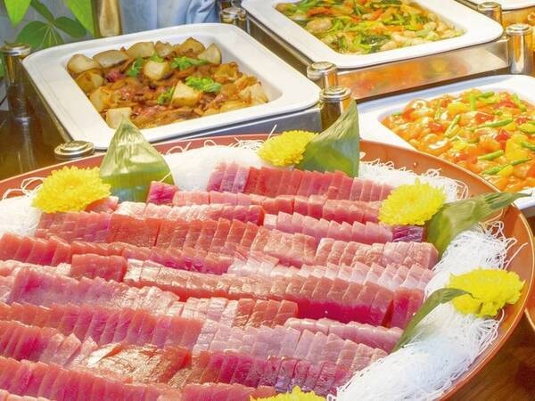 マグロをはじめ新鮮な魚介料理がずらりと並ぶ 写真/例