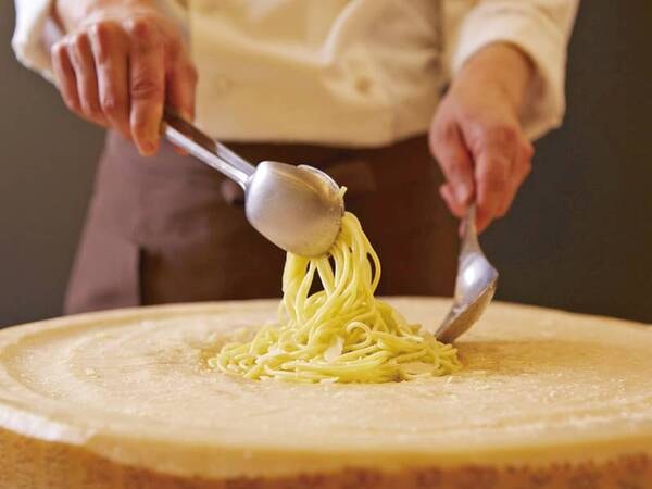 パルミジャーノレッジャーノをからめた贅沢チーズパスタ