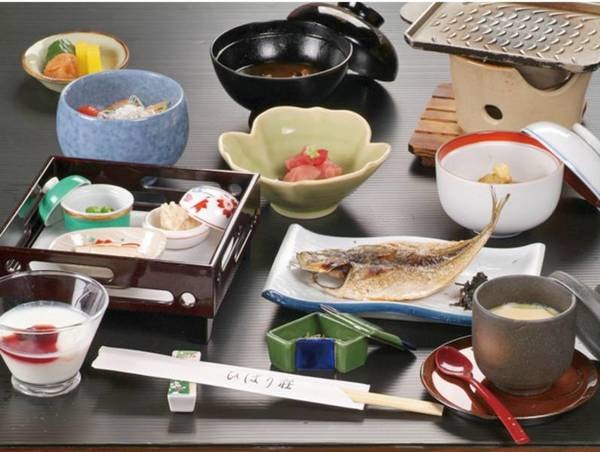 【朝食/例】焼き魚、お刺身、茶わん蒸しなど品数豊富な和食膳