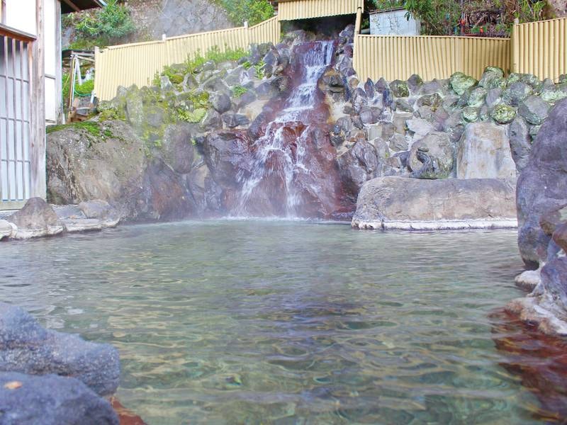 【野天風呂「観音滝の湯」】家族で楽しめる水着着用の混浴風呂