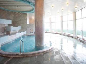 箱根　ホテル花月園／【展望風呂「さくらの湯」】大きな窓から箱根連山を見渡す