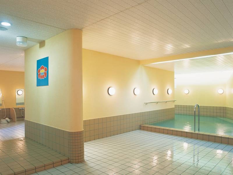 【大浴場「つばきの湯」】広々と落ち着いた雰囲気の空間でゆったりと寛ぐ