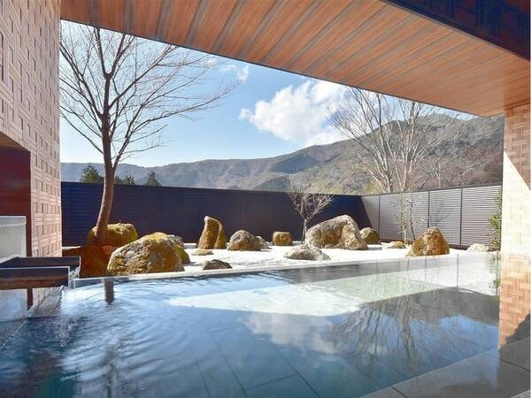 【露天風呂】2025年3月1日庭園を枯山水にリニューアル。箱根寄木細工をモチーフとした壁面が特徴的。