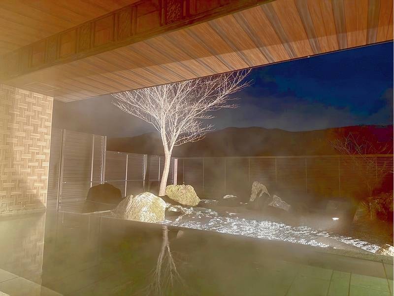 【露天風呂・夜】夜の露天風呂で非日常なひとときを。天気が良く日には星や月を眺めることもできます。