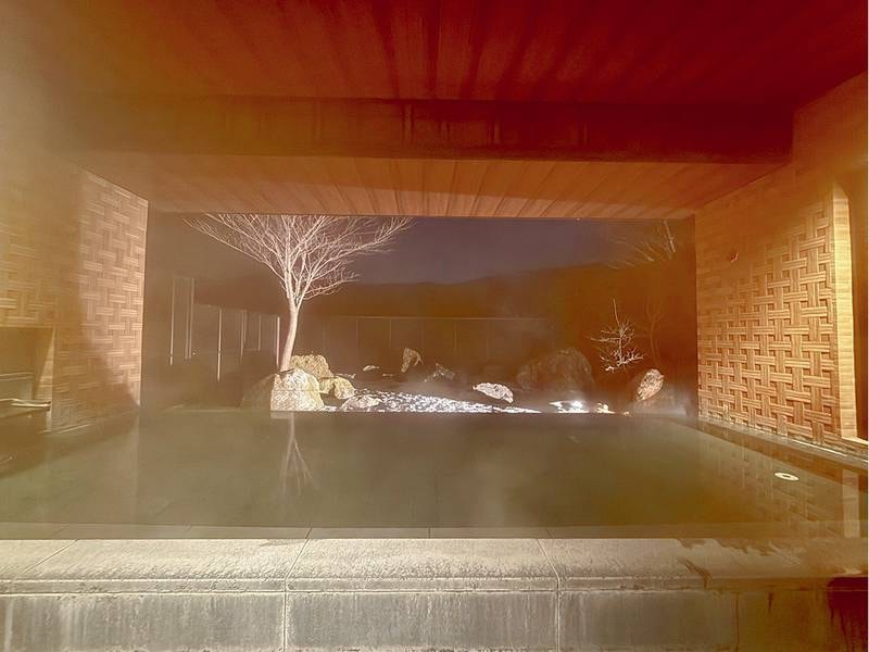 【露天風呂・夜】夜の露天風呂で非日常なひとときを。天気が良く日には星や月を眺めることもできます。