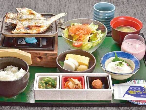 【選べる朝食/写真一例】和食の一例。選べる魚料理、豆腐スムージーなど