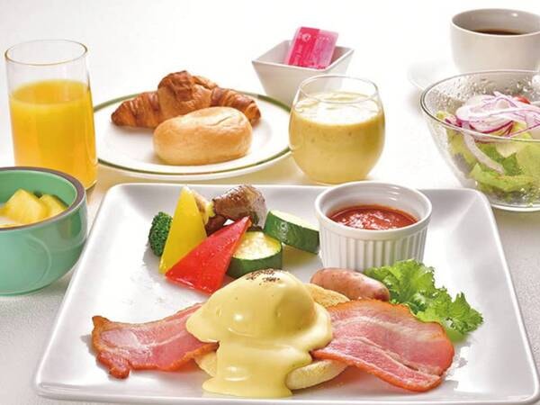 【選べる朝食/写真一例】洋食の一例。エッグベネディクト、豆腐スムージーなど