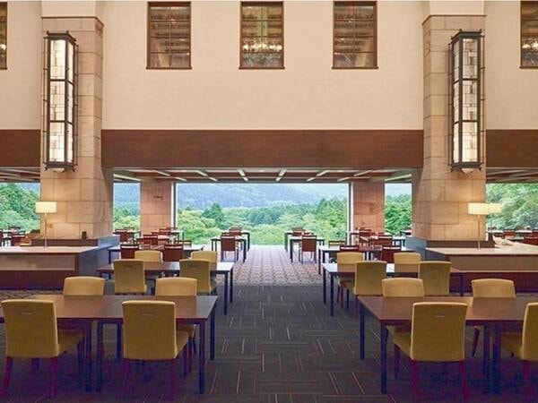 レストラン「グリル」 窓外に箱根外輪山の雄大な自然を望む西洋料理レストラン