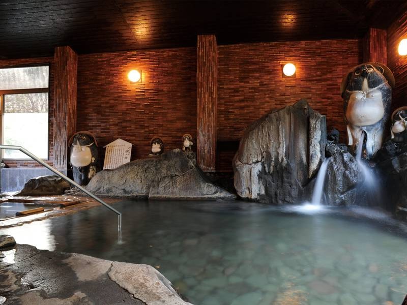 【大浴場(たぬき風呂)】江戸時代後期に創業の歴史ある温泉。たくさんのたぬきがお出迎え