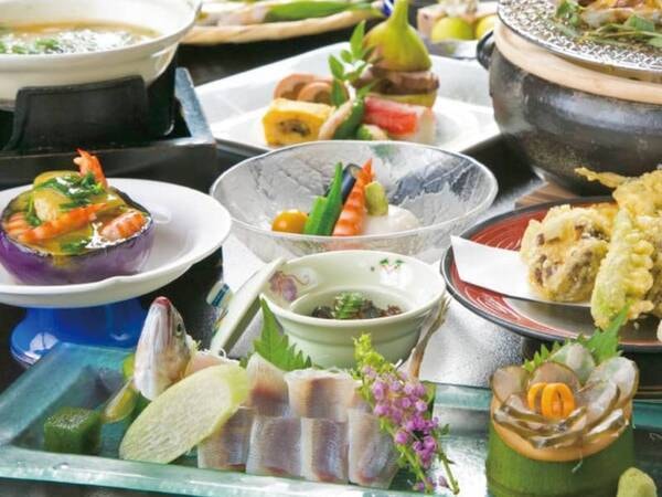【総料理長自慢のオリジナル会席/写真一例】季節の味覚をふんだんに取り入れた約10品の会席料理に舌鼓