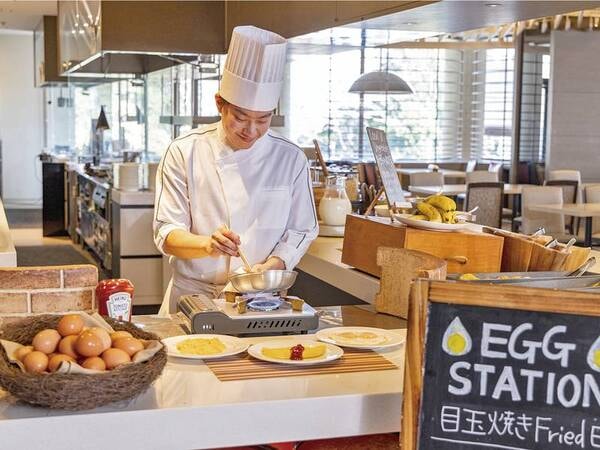 1泊朝食:トッピングを選び熱々のオムレツをお作りします!