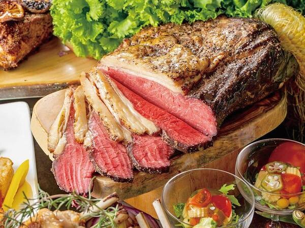夕食のロストビーフはしっとりジューシーで人気の一品/例