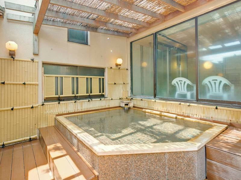 【露天風呂】開放的な空間で湯浴みを愉しむ