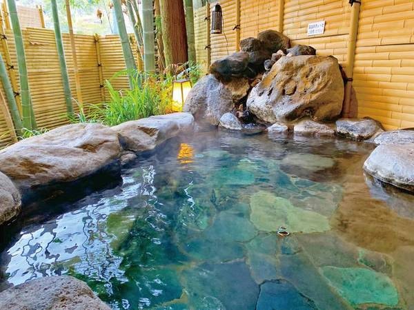 「ちとせの湯」の露天風呂。竹庭を望むコンパクトな岩露天。
