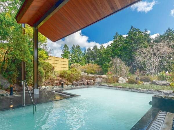 【露天風呂】濃厚な乳白色のにごり湯