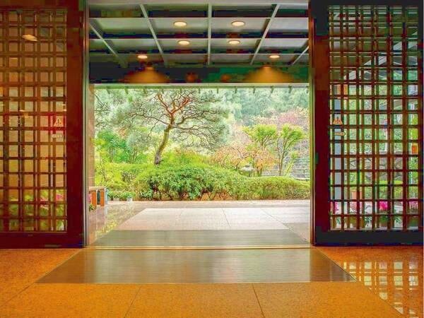 ロビーからの風景。駐車場～玄関～ロビー～エレベーター～お部屋まで段差無しです。