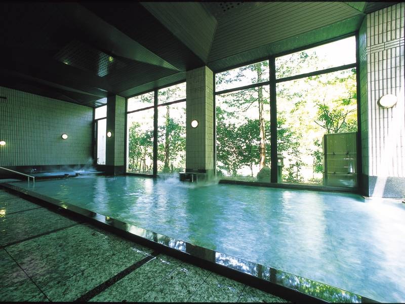 【にの湯】大きな窓から自然を眺める大浴場