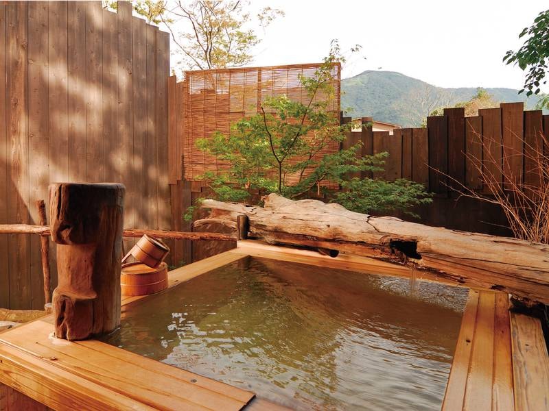 【貸切露天風呂「観月」】3つの貸切露天風呂では野趣あふれる箱根の自然を堪能できる
