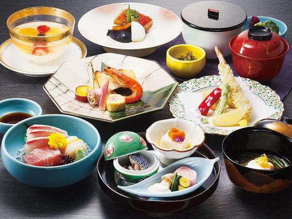 【夕食：日本料理/例】お造り、焼物など旬の味覚豊富な会席料理をご用意