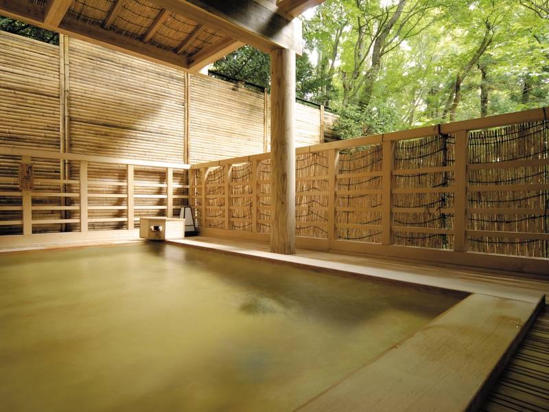 【笹の湯】開放的な緑の庭を眺める檜の露天風呂