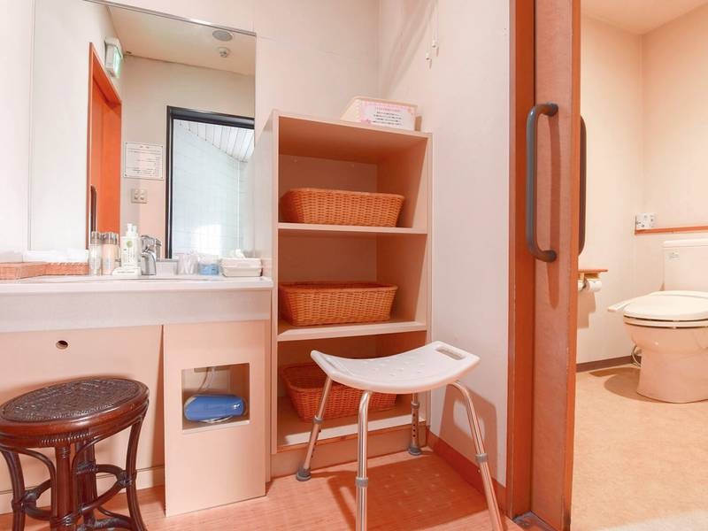 【貸切風呂：ほのぼの湯】車いす対応トイレを備えたバリアフリー仕様