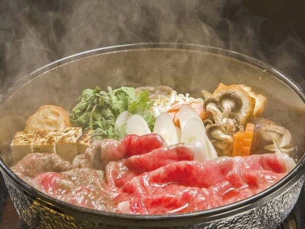 【甲州牛の食べ方3選（すき焼き）／例】】言わずと知れた日本を代表するお肉料理。甲州牛の旨みがお鍋に広がります