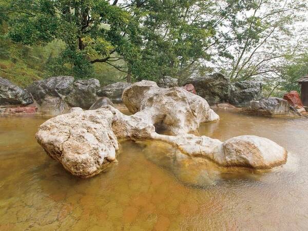 【露天風呂（男湯）】※冬季はお湯の温度を上げるため、湯船のスペースが狭くなります