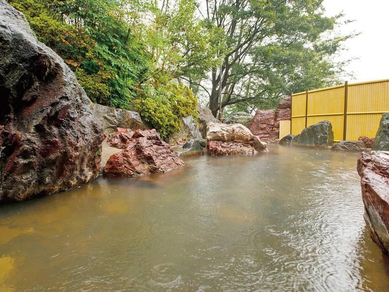 【露天風呂（女湯）】※冬季はお湯の温度を上げるため、湯船のスペースが狭くなります