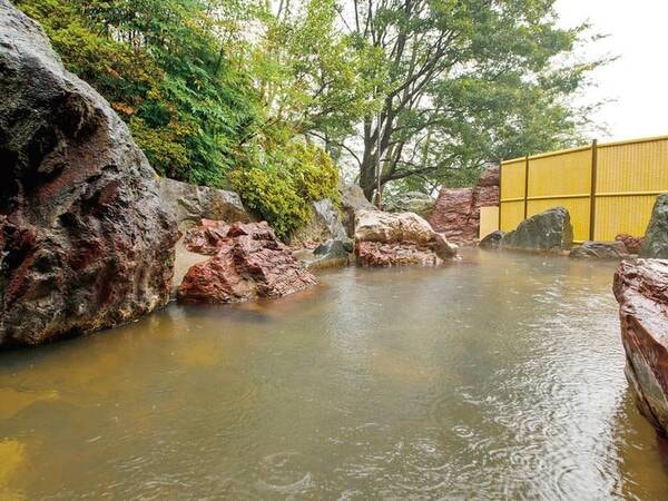 【露天風呂（女湯）】※冬季はお湯の温度を上げるため、湯船のスペースが狭くなります