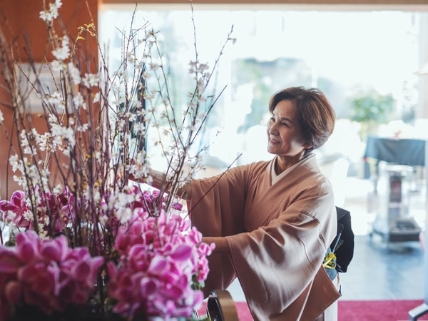 【館内】四季折々のお花でお出迎えいたします。