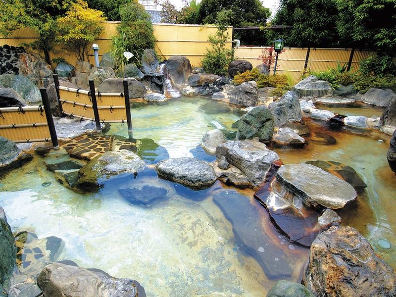 【露天風呂】山梨県内でも最大級の大露天風呂。源泉からも近く、新鮮な湯が注がれる