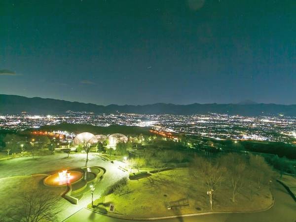 【ホテルからの夜景】新日本三大夜景に選出された甲府盆地の美しい夜景を一望できる