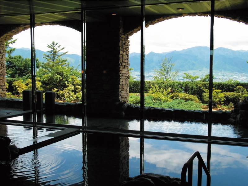 【大浴場】天気が良ければ富士山を、眼下には甲府盆地を望むことができる