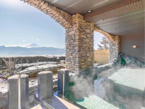 【男性側露天風呂】晴れた日は甲斐の山々と富士山を望む