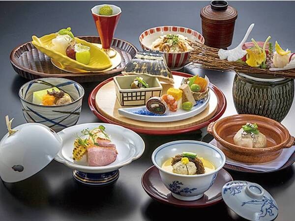 【選べる夕食コース・日本料理/例】見た目にもこだわった日本料理は、味だけでなく食材をいろどる食器も美しい