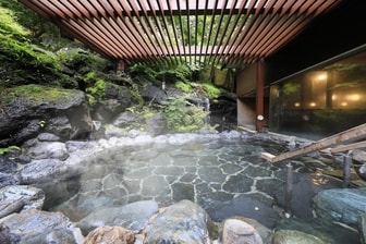 富士レークホテル／【大浴場・露天岩風呂】富士山の溶岩い囲まれながらお楽しみください