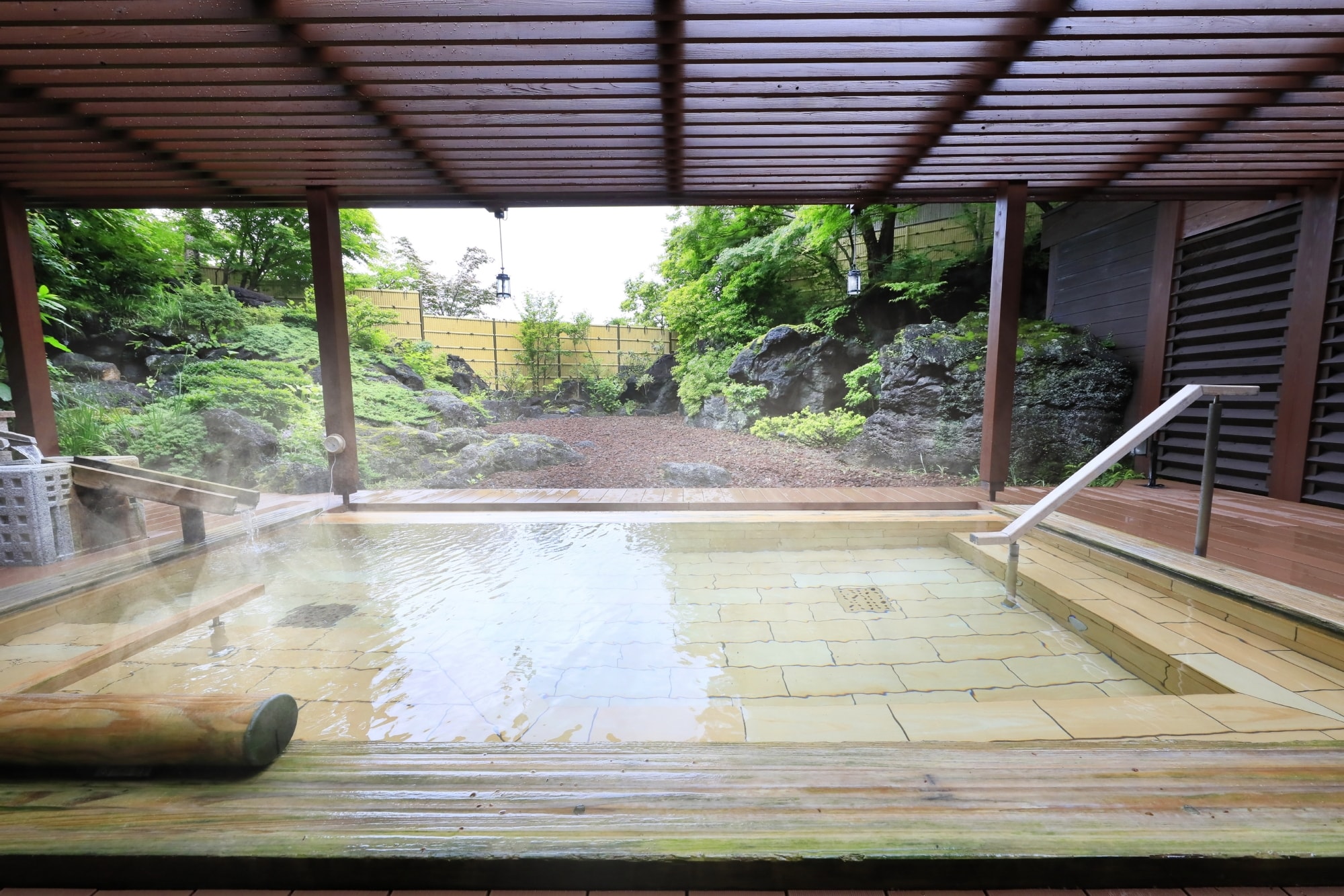 【大浴場露天檜風呂】檜の香りをお楽しみください。
