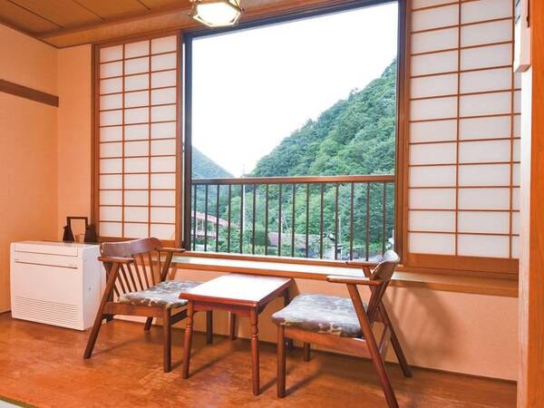 【客室/例】本館和室(8畳)　お部屋の窓からは四季折々の自然の風景を望む