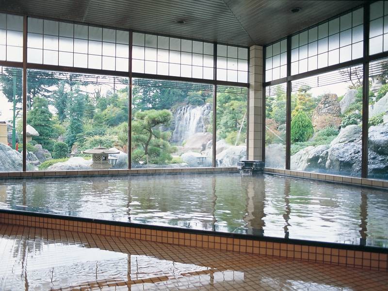 【大浴場】天然温泉の大浴場は内湯、露天風呂