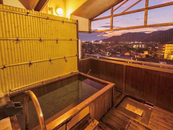 【展望露天風呂】甲府盆地を一望する開放的な露天風呂。湯船にはやわらかな石和の湯が注がれる
