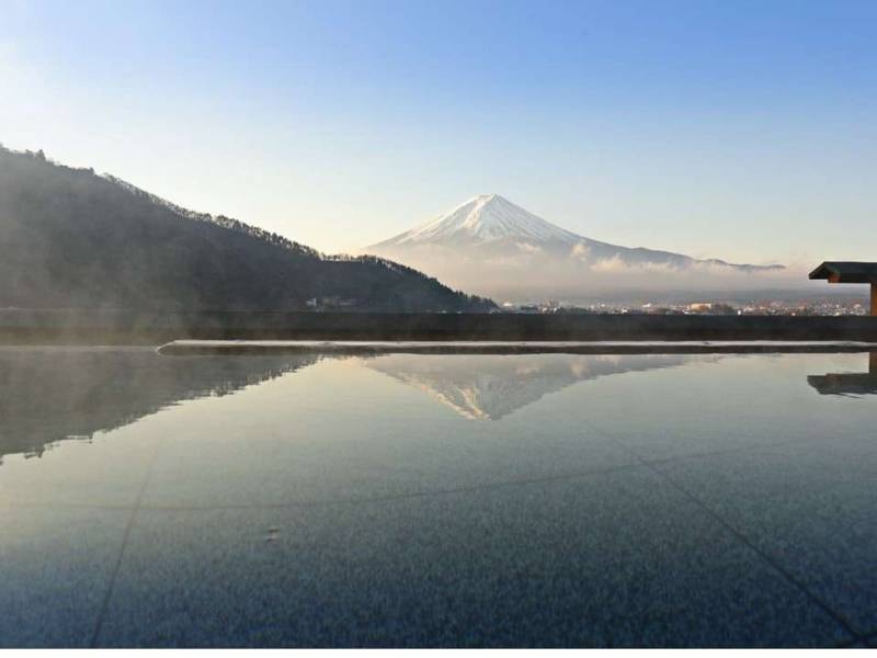 【最上階露天風呂　富士見の湯からの眺め一例】富士五湖のひとつ、湖面に映る「さかさ富士」の雄大さで知られる河口湖。富士河口湖温泉郷の湯につかるひととき