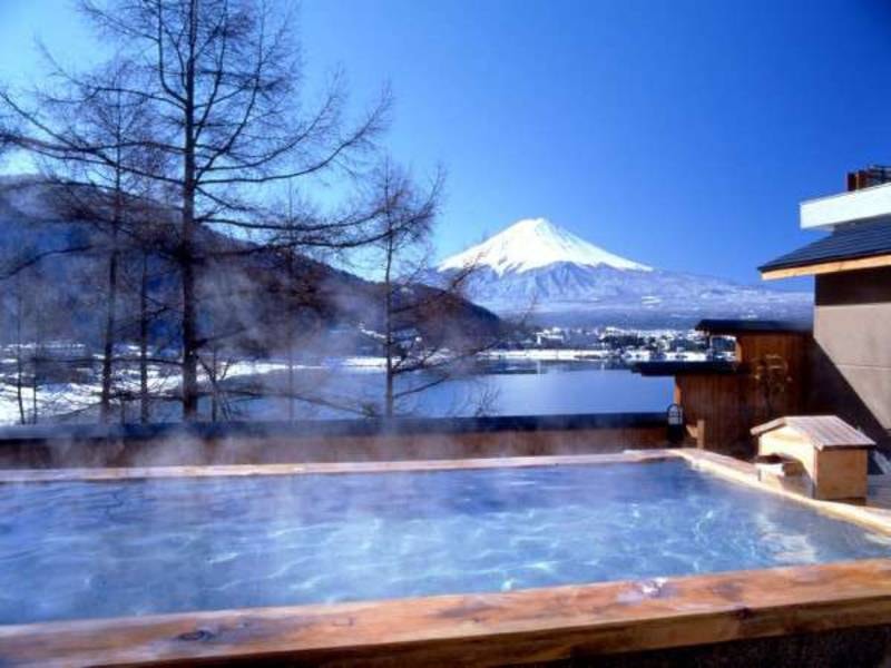露天風呂から河口湖越しに富士山を望めます