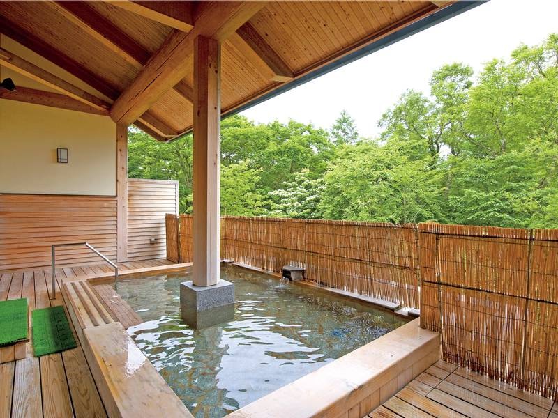 【露天風呂】樹齢250年の秋田杉の矢倉と総檜で作られた温泉露天風呂