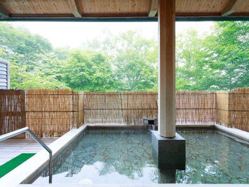 開放感たっぷりの檜造りの露天風呂