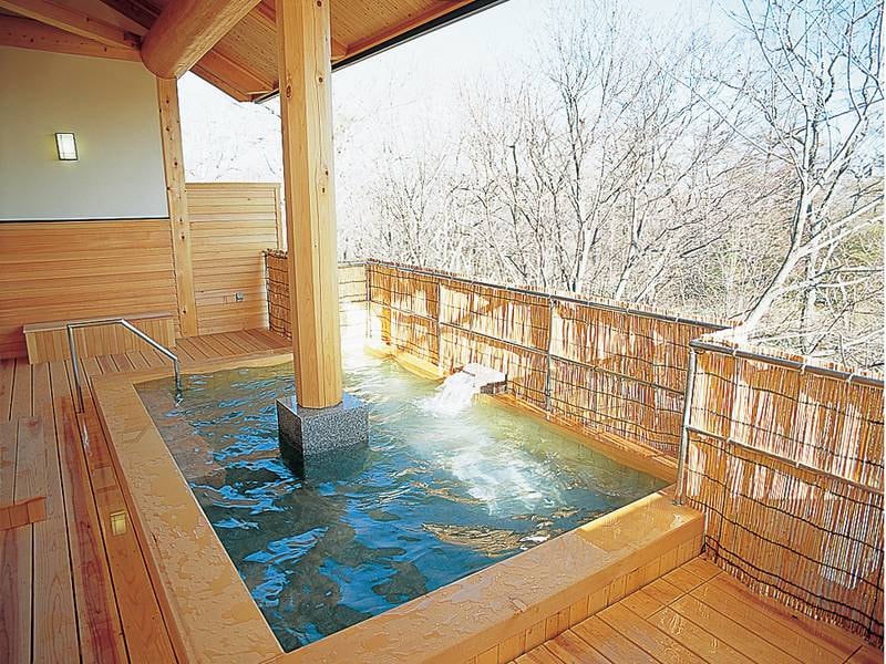 檜造り大浴場に併設された温泉露天風呂