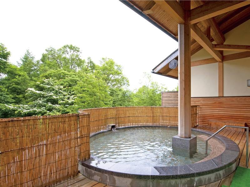 樹齢250年の秋田杉の矢倉と総檜で作られた温泉露天風呂で、清々しい高原の空気を十分にお楽しみください。
夜は美しい星空を眺めながらゆったりとお寛ぎください。